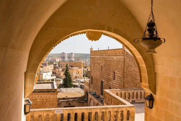 Arco e casario de pedra em Midyat, cenário da região de Hercai
